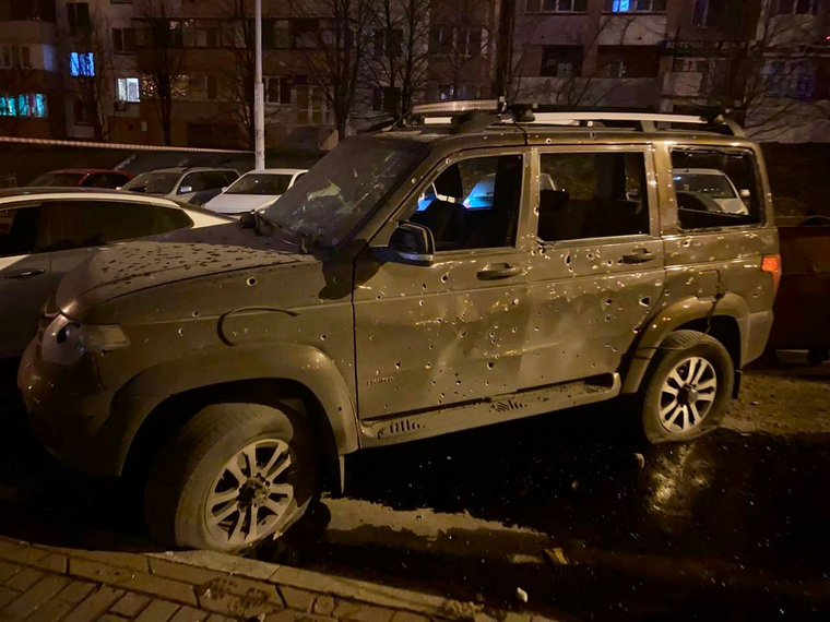 Повреждены осколками припаркованные во дворах автомобили