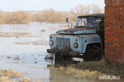 После паводка в курганском селе всплыли автомобили. Фото