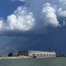 Новосибирская ГЭС – единственная гидроэлектростанция на Оби установленной мощностью 490 МВт. Ежегодно ГЭС вырабатывает 2 млрд. кВт*ч «зеленой» энергии. (фото: пресс-служба Новосибирской ГЭС)