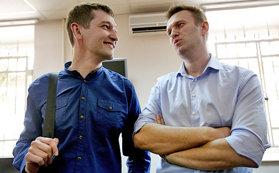 Оппозиционер Алексей Навальный и его брат Олег (справа налево)