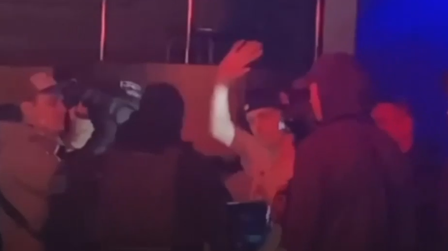 Рэпера Платину задержал ОМОН во время концерта в Томске. Видео
