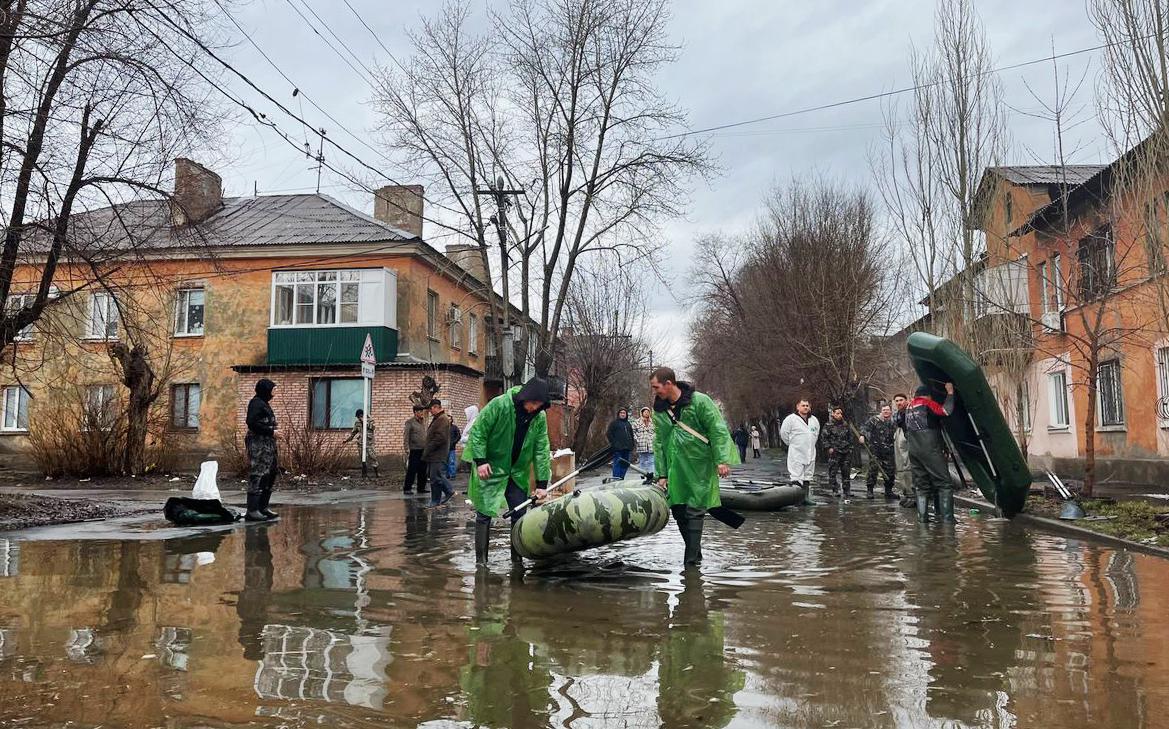 Жители Орска показали, как выглядят их дома после наводнения. Видео