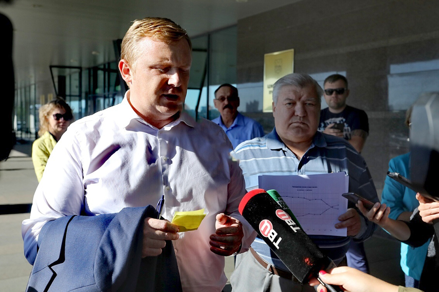 Выборы в Приморье завершились опережением врио губернатора Андрея Тарасенко своего соперника во втором туре, несмотря на то, что коммунист Андрей Ищенко лидировал при подсчете 95% голосов