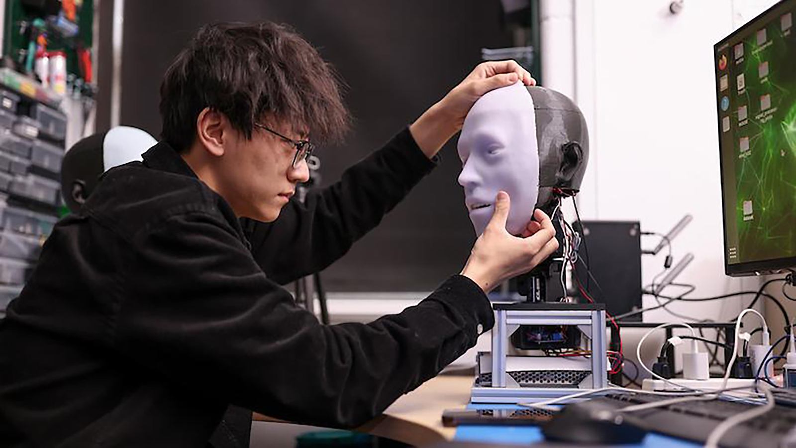 <p>Ведущий автор исследования Юхан Ху из Колумбийского университета в США во время работы с роботизированной головой</p>