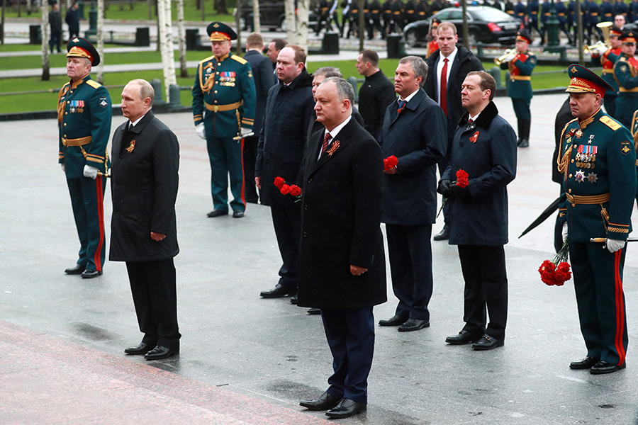 Владимир Путин и&nbsp;Игорь Додон (на первом плане)&nbsp;на церемонии возложения цветов к Могиле Неизвестного Солдата


