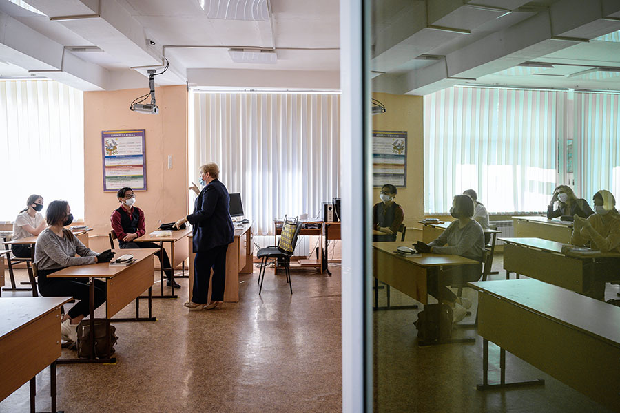 В Сахалинской области возобновили​ занятия&nbsp;в школах для старшеклассников.

На фото:  урок обществознания в 11-м классе в школе №&nbsp;22 Южно-Сахалинска
