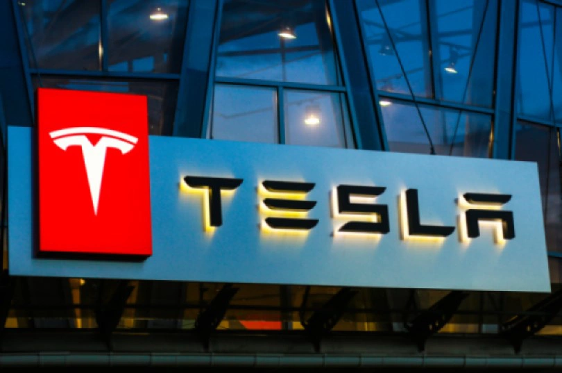 Акции Tesla упали на фоне новостей о масштабных сокращениях сотрудников
