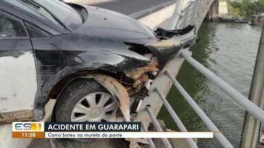 Carro bate em mureta de ponte, em Guarapari, ES - Veja a seguir.