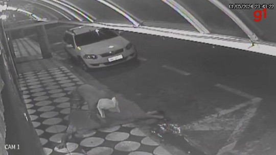 Ladrão dá rasteira e derruba pedestre durante roubo em Sorocaba; vídeo - Programa: G1 TV TEM 