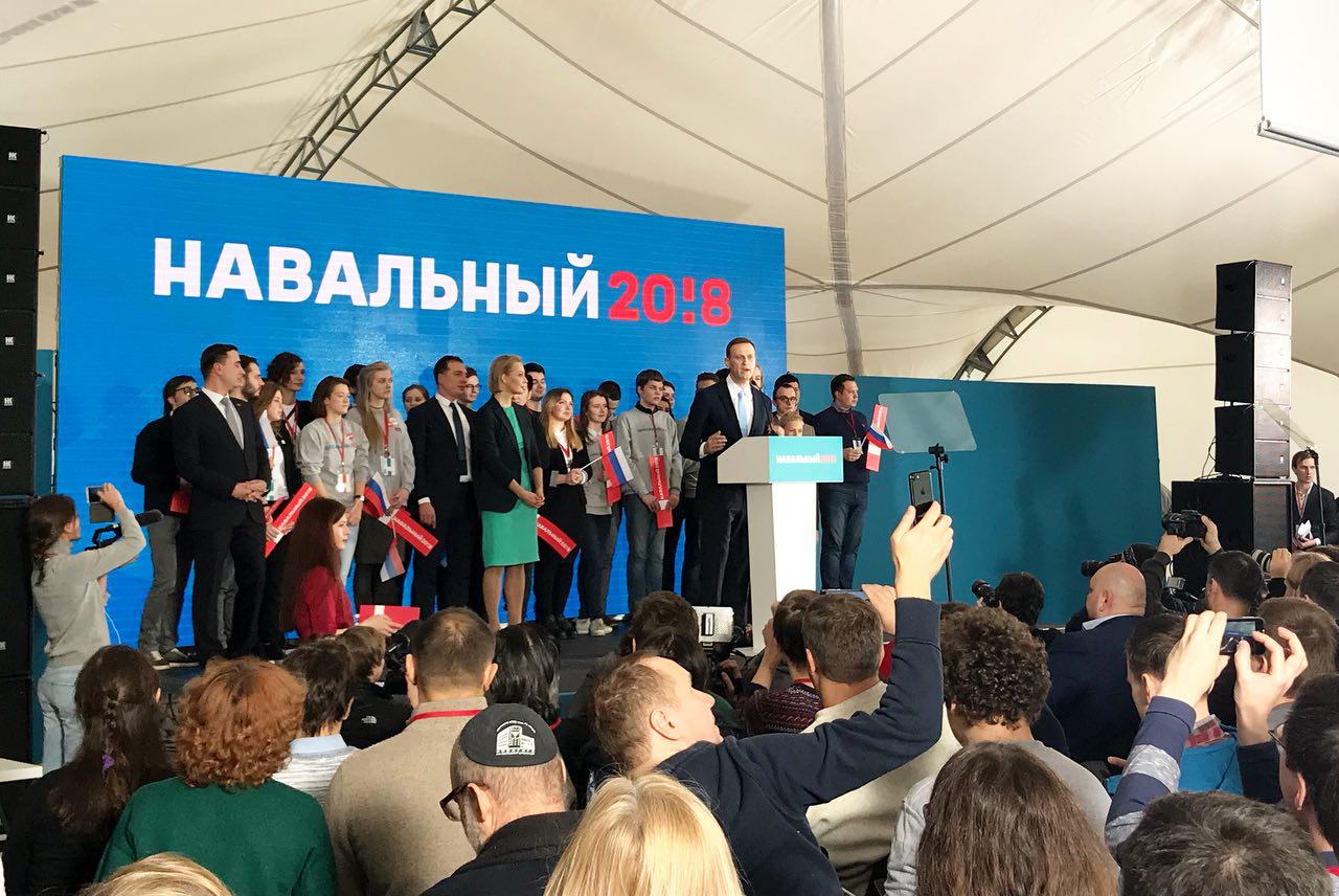 Навальный выступает на собрании инициативной группы в Москве