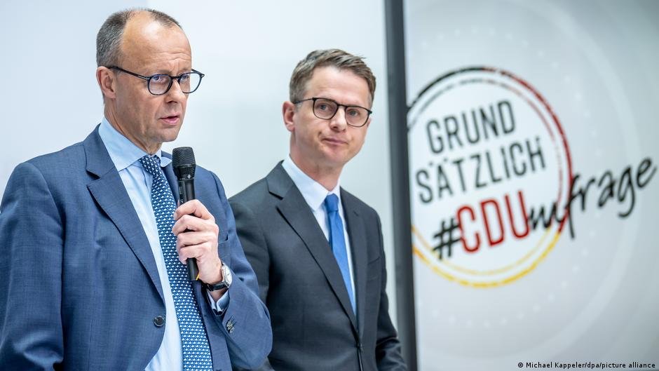 CDU Chairman Friedrich Merz (left) and his secretary-general, Carsten Linnemann, have both backed more restrictive asylum policies | Photo: Michael Kappeler/dpa/picture alliance