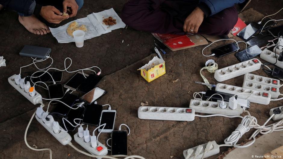 Phones without cameras are allowed in some immigration detention facilities, excluding most people's personal smartphones | Photo: Reuters/M. Djurica
