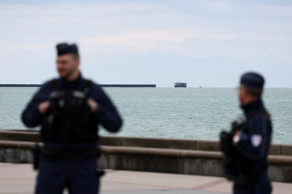 Les forces de police patrouillent le long de la côte, à Wimereux, dans le nord de la France, le 23 avril 2024. Calais. Crédit : Reuters