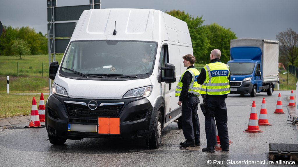 A police checkpoint at the German-Polish border. Internal border controls have frustrated many citizens of the Schengen 'borderless' zone | Photo: Paul Glaser / picture alliance