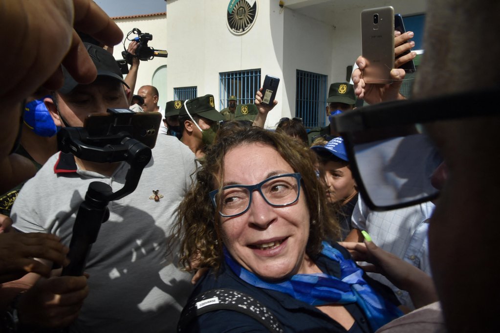 Activist Amira Bouraoui is greeted upon her release from prison on July 2, 2020, outside the Kolea Prison near the city of Tipasa, 70 kilometers west of Algiers, Algeria | Photo: Ryad Kramdi / AFP