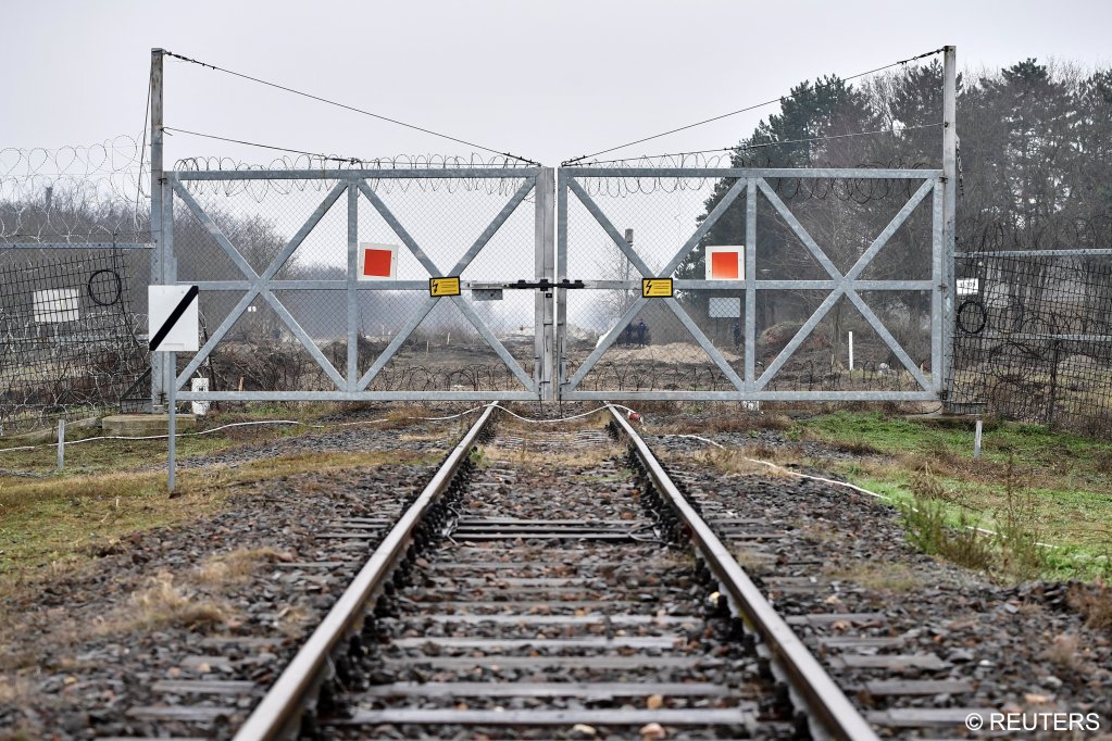 An electrified gate stands at the Hungarian-Serbian border barrier near Kelebia, Hungary, December 15, 2022 | Photo: REUTERS/Marton Monus 
