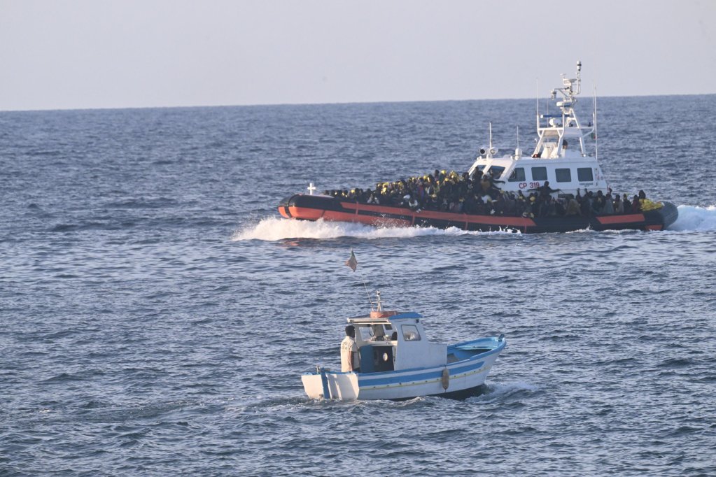 A boat full of migrants reaching the island of Lampedusa, Italy | Photo: ANSA/CIRO FUSCO