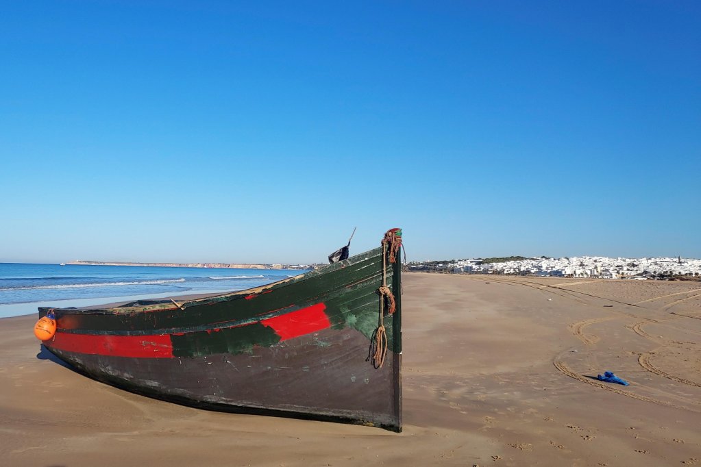 An abandoned boat at Castilnovo beach in southern Spain, on November 10, 2021 | Photo: EPA/Isabel Laguna 