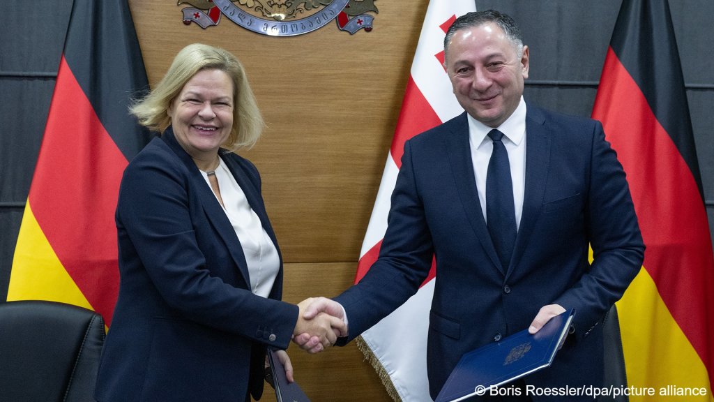 German and Georgian Interior Ministers Nancy Faeser and Vakhtang Gomelauri sign accords promising tighter cooperation on migration | Photo: Boris Roessler / dpa / picture alliance