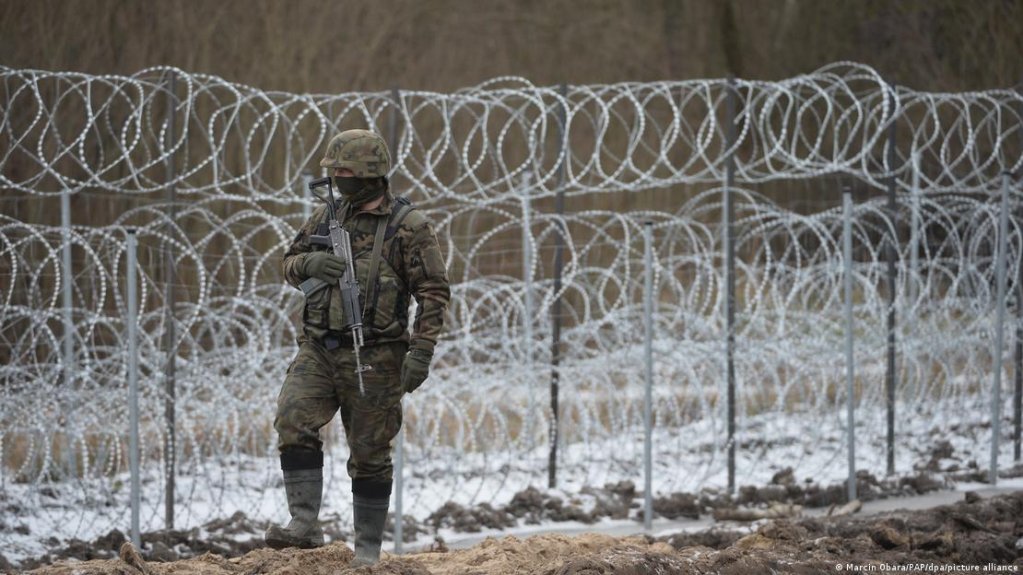 La Pologne a érigé une clôture le long de sa frontière avec la Biélorussie. Crédit : Picture alliance