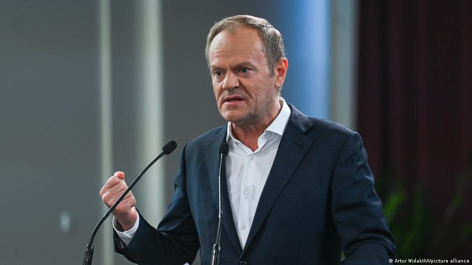 Tusk is trying to consolidate broad support from the populace by presenting a hard stance on migration matters | Photo: Artur Widak/AA/picture alliance