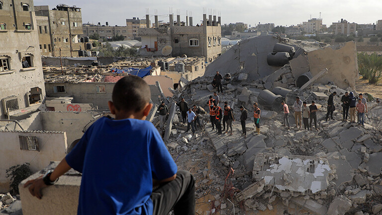 Ein Junge blickt auf zerstörte Gebäude in Rafah im Gazastreifen (21.04.2024)