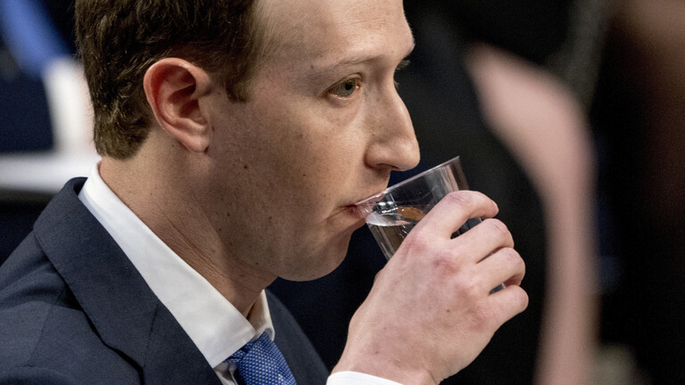 Das Geschäftsgebaren seiner Firma wird mal wieder von der EU geprüft: Hier trinkt Mark Zuckerberg ein Glas Wasser während seiner Befragung vor einem Ausschuss des US-Kongresses wegen des Cambridge-Analytica-Skandals im Jahr 2018.