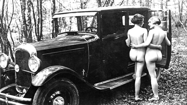 Zwei nackte Frauen steigen ins Auto. 1920er Jahre, genauer Ort unbekannt, Deutschland
