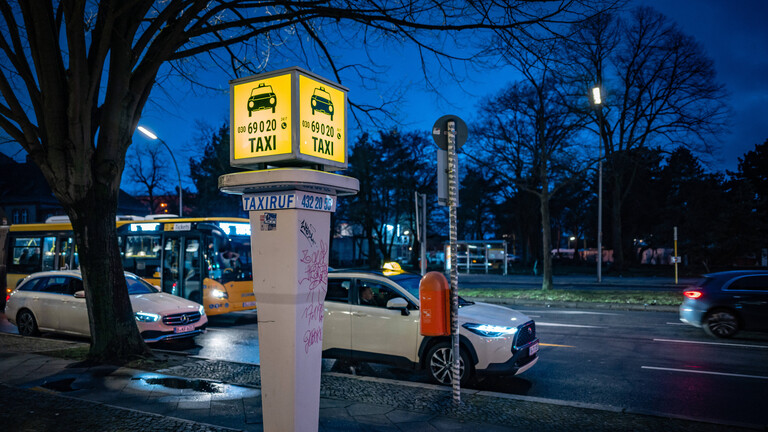 Nächtliche Mobilität in Gelb: Ein Auto, ein Bus und zwei Taxen an der Holzhauser Straße in Berlin