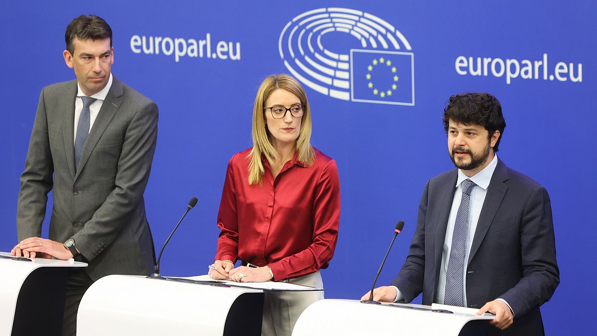 Dragos Tudorache és Brando Benifei előadók Roberta Metsola parlamenti elnökkel.