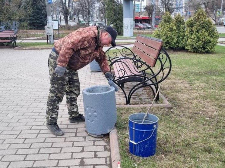 В Иванове начали приводить в порядок скамейки, урны и вазоны