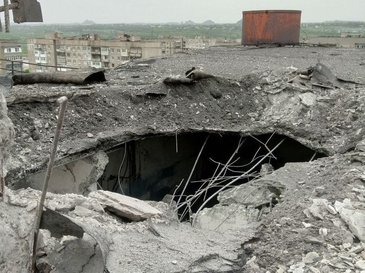 Украинский снаряд пробил крышу многоэтажного дома в Горловке