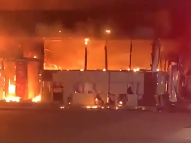 МЧС: торговые павильоны на площади в тысячу «квадратов» загорелись в Невинномысске