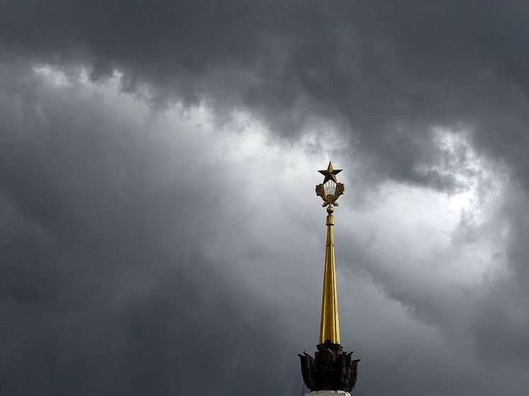 МЧС Москвы объявило экстренное предупреждение из-за грозы и ветра