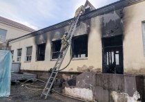 Пожар в одноэтажной пристройке неиспользуемого здания школы в поселке Аякс произошел ранним утром