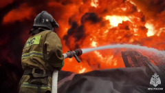 В Луганске потушили пожар на нефтебазе, возникший после обстрела ВСУ: видео