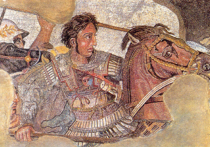Курган Александра Македонского опоясан стеной, сверху - громадный лев, внутри - сфинксы и кариатиды