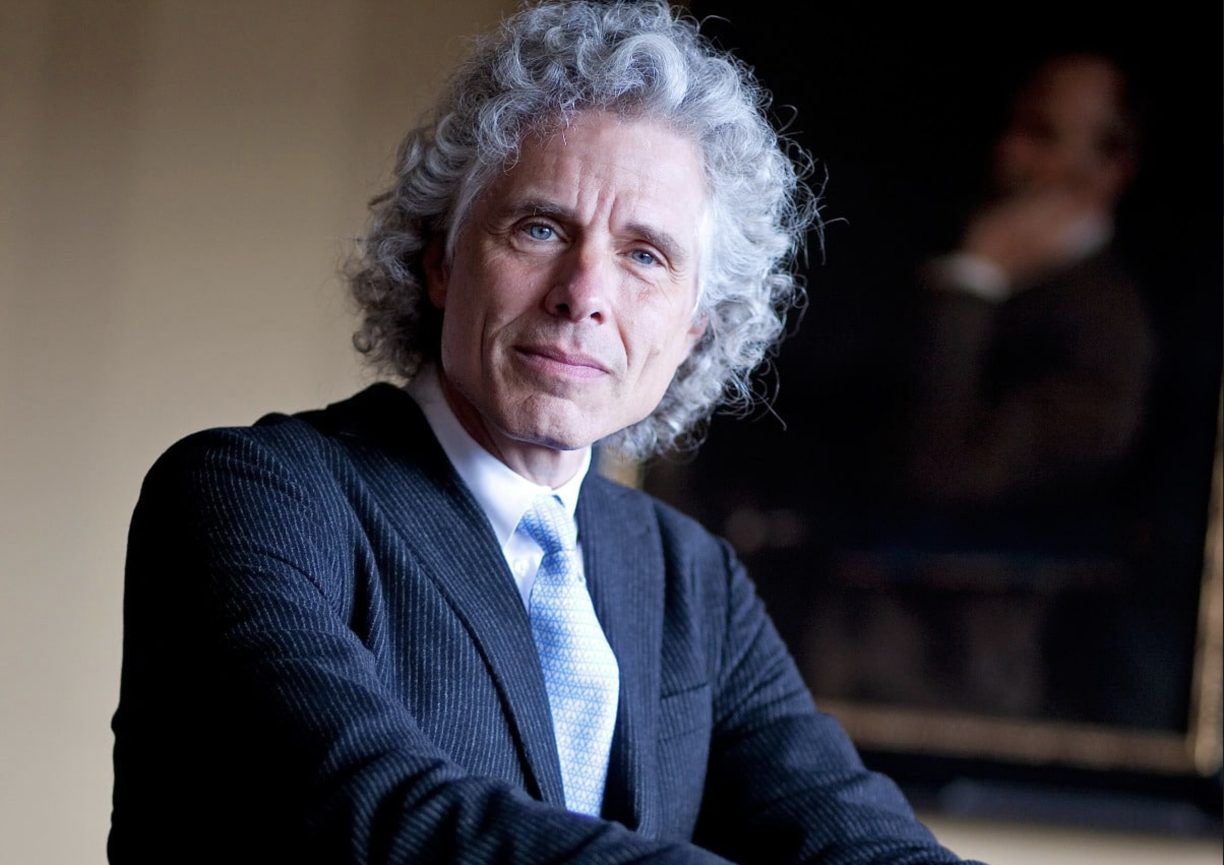 Steven Pinker olha para a câmera com