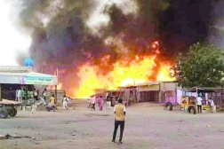 النيران تلتهم سوقاً في الفاشر عاصمة ولاية شمال دارفور نتيجة معارك سابقة (أ.ف.ب)