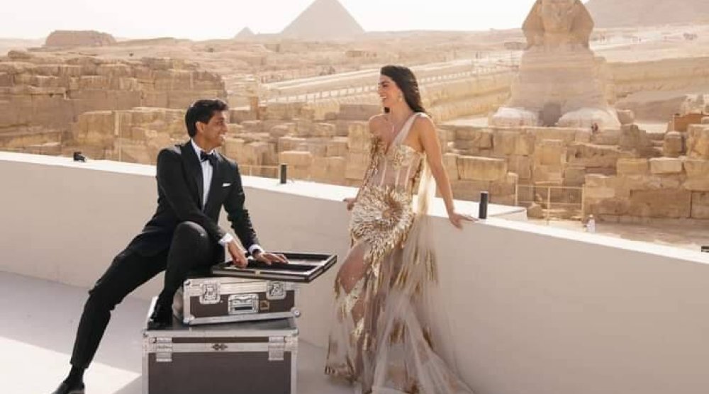 صورة من حفل الزفاف أمام الأهرامات (من مقطع فيديو لوزارة السياحة المصرية)