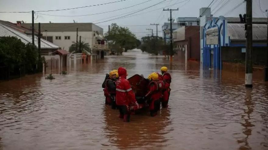 Personas en medios de las inundaciones en Brasil