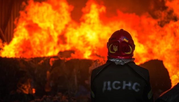 У Києві загасили пожежу в багатоповерхівці, на яку впали уламки