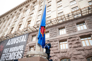 Біля Київради підняли прапор Національної гвардії України