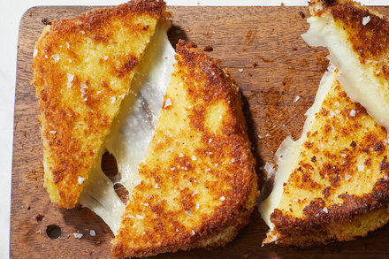 Mozzarella in Carrozza (Fried Mozzarella Sandwiches)