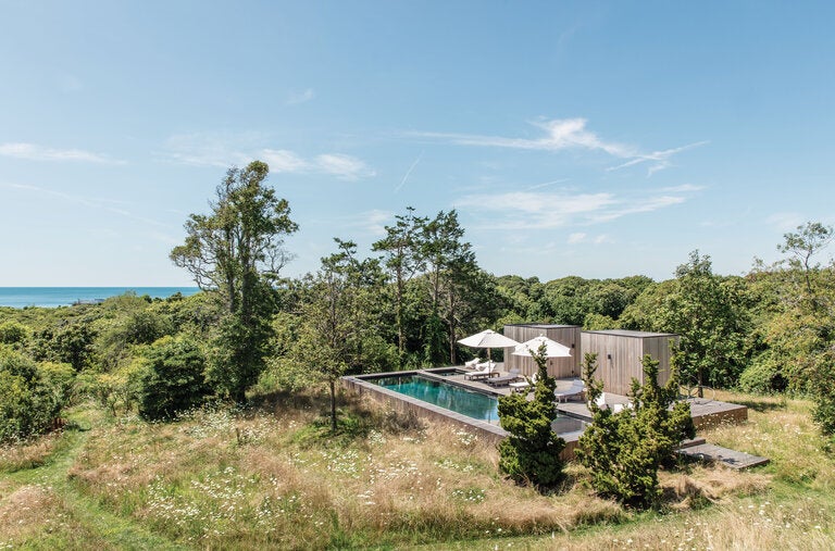 Julianne Moore and Bart Freundlich’s house in Montauk, N.Y., featured in T’s Fall Design issue, overlooks a meadow of wildflowers and a modernist pool.