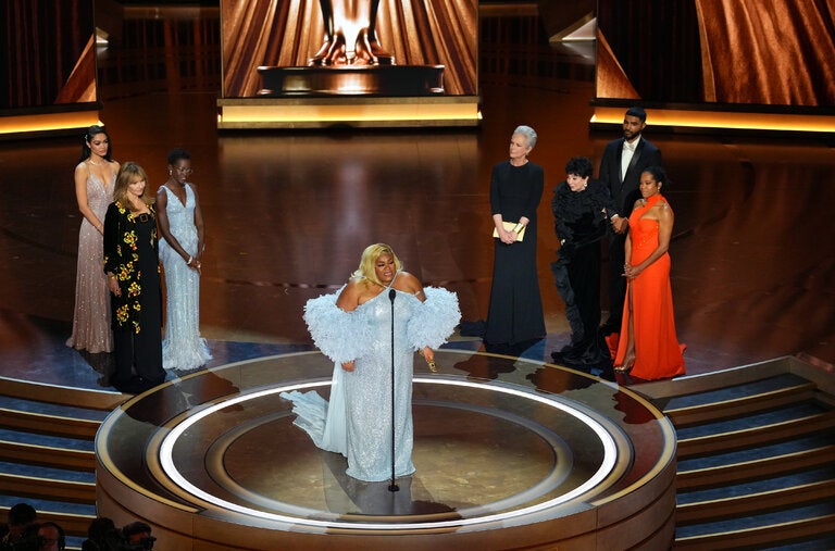 Da’Vine Joy Randolph accepts the Oscar for best supporting actress.