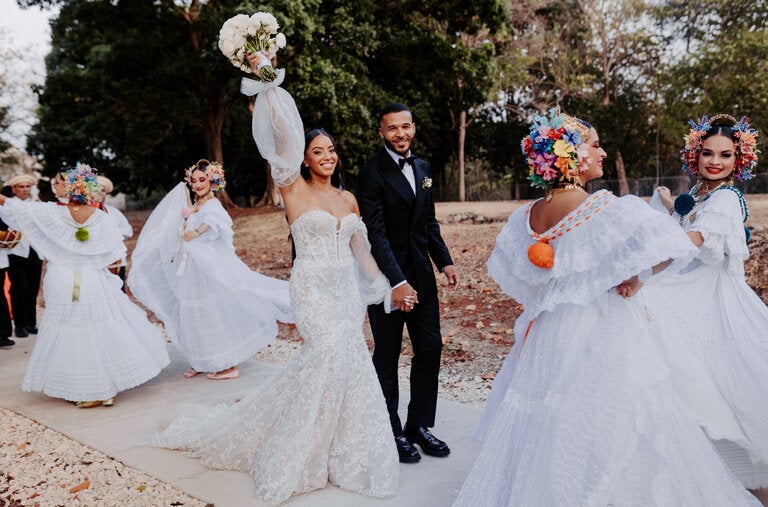 Bianca Brunette and Ethan White celebrated their union on March 16 in Panama. Pollera dancers and musicians performed traditional Panamanian dances and music as the newlyweds and guests proceeded to the reception.