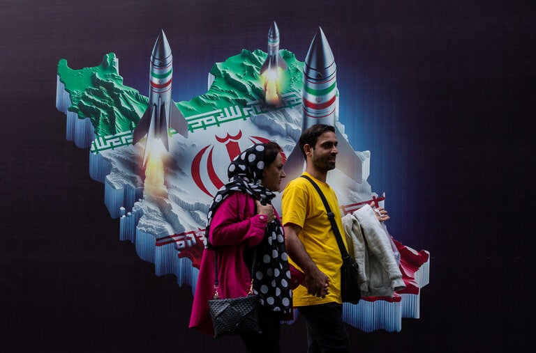 Un cartel con misiles en Teherán, el jueves
