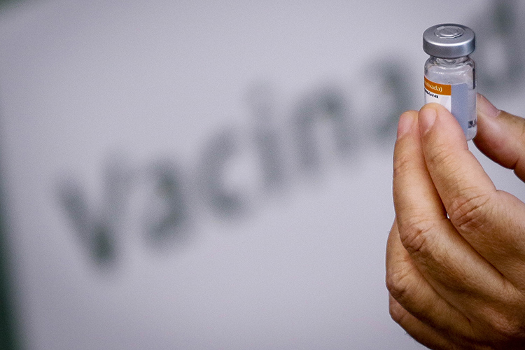 «Совершенно очевидно, что вакцина пока не работает — ни наша, ни зарубежная. Возможно, на какие-то симптомы коронавируса она оказывает воздействие, но как надежное противоядие не работает»