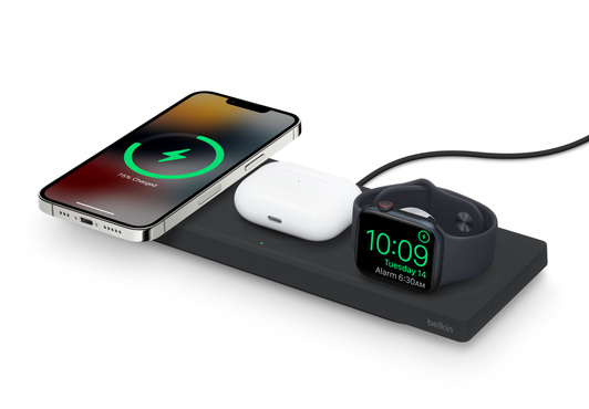 Das Belkin Boost Charge Pro 3-in-1 Wireless Charging Pad mit MagSafe kann gleichzeitig ein iPhone, ein kabelloses Case für AirPods und eine Apple Watch laden.